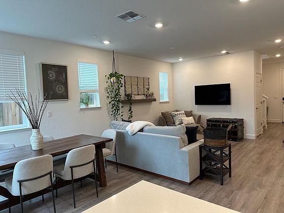 3rd image of 790 Apricot Cir