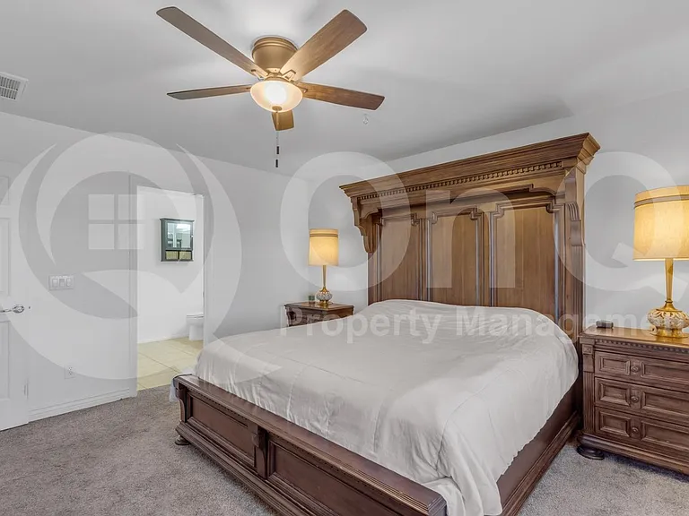 2561 N Hawthorn Dr — Photo 35