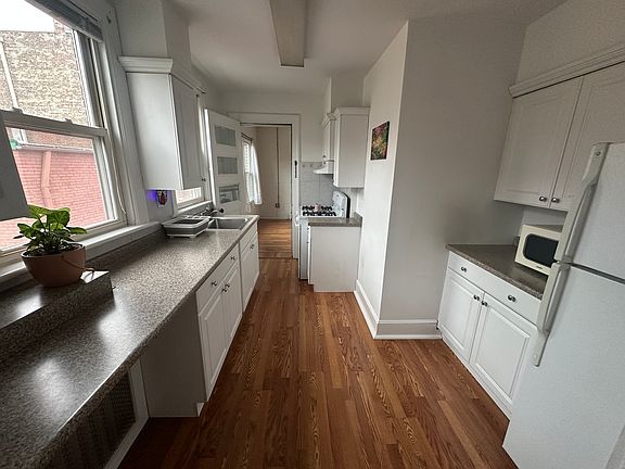 Kitchen with counter / bar