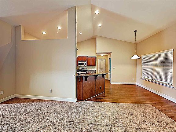 2nd image of 2049 Larkspur Cir