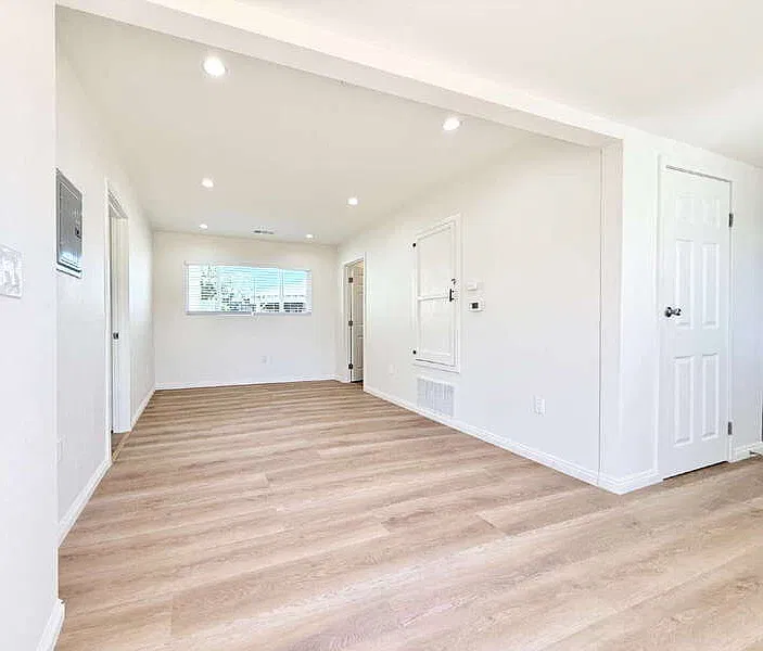 3 bed, 2.0 bath, 902 sqft, $3,595 — Photo 4