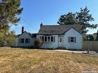 37 Gladstone Ave, West Islip, NY 11795