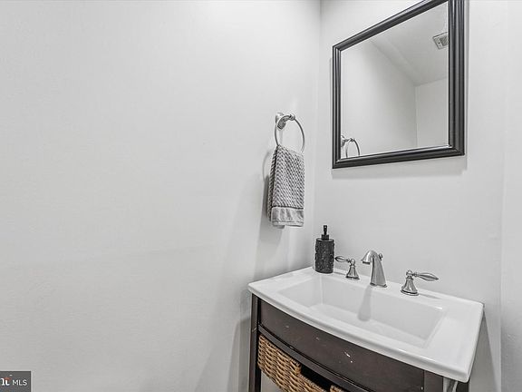 5th image of 2309 Sibley St