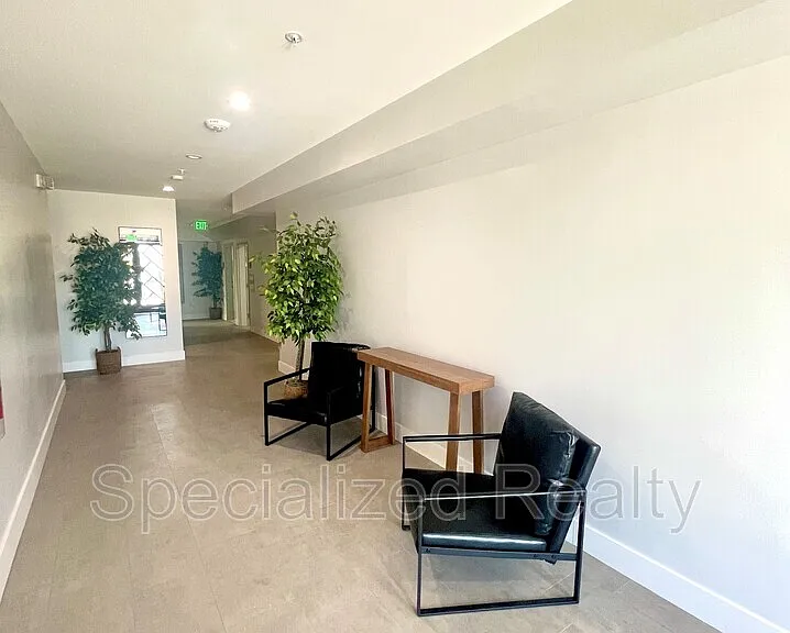 5068 Romaine St — Photo 4