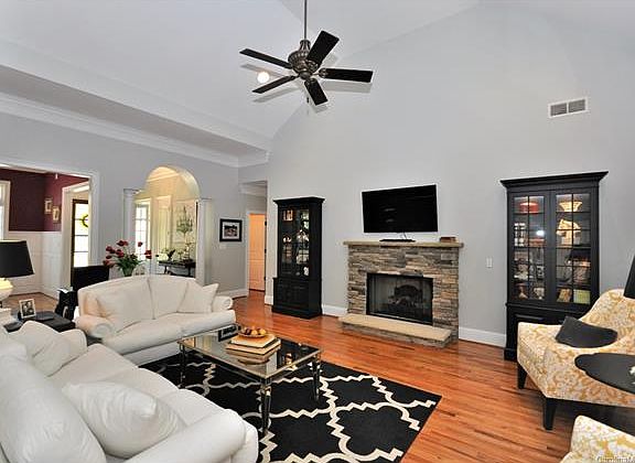 5th image of 6526 Robin Hollow Dr