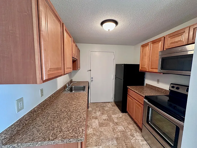 17 Village Rock Ln #21 — Photo 1