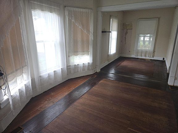 4th image of 710 Saint Lawrence St