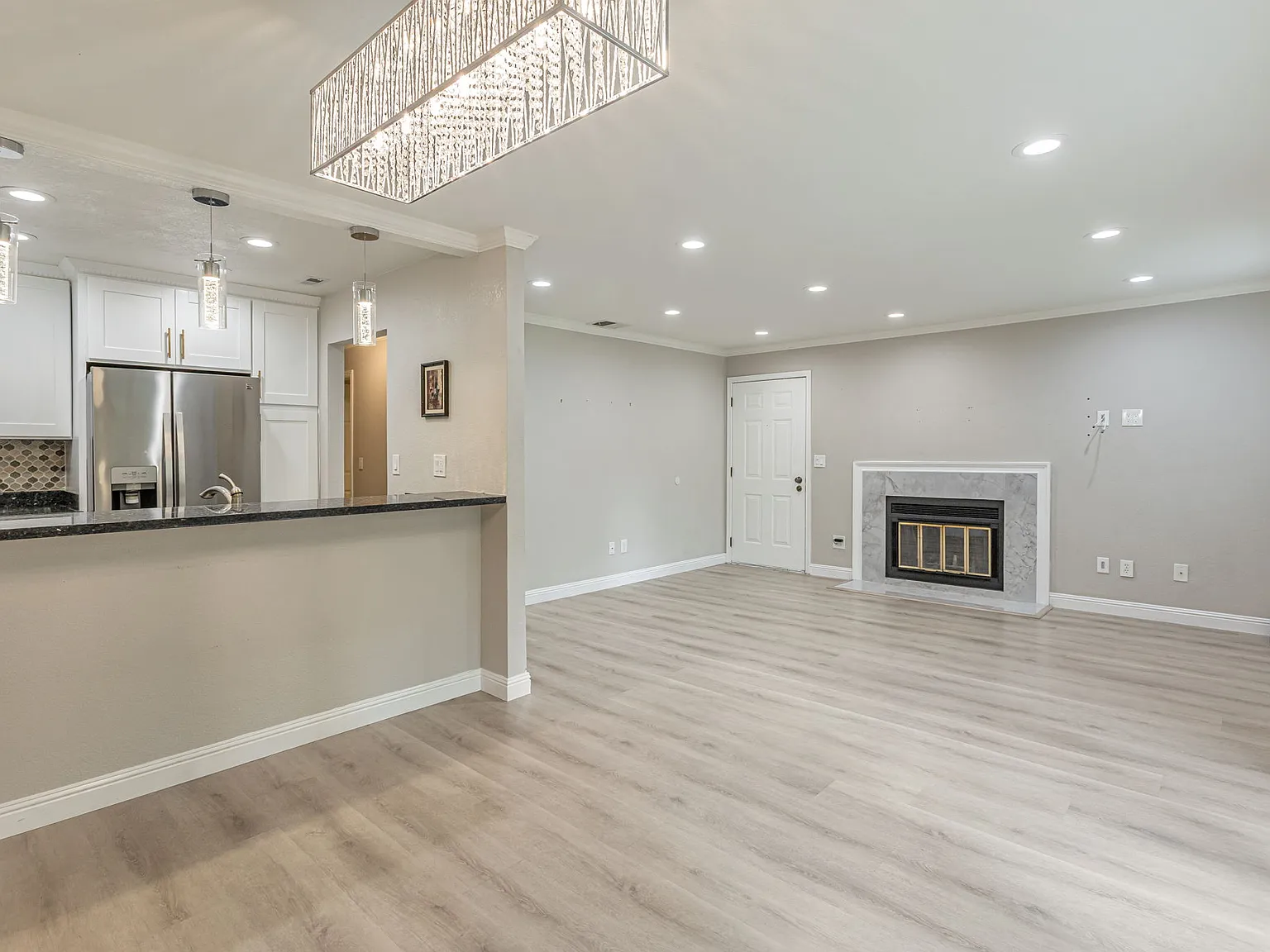 2 bed, 924 sqft, $3,350 — Photo 4