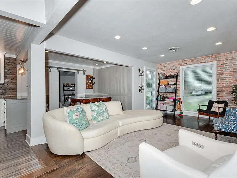 3704 Park Ln — Photo 3