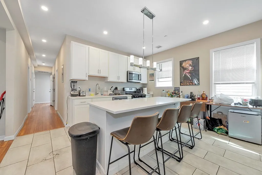 4 bed, 9999 sqft, $6,000 — Photo 1