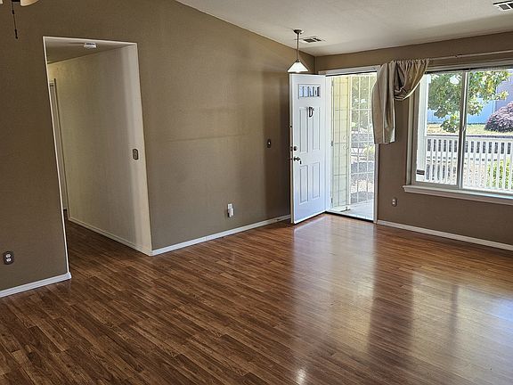 3rd image of 202 NE Plum Ridge Dr