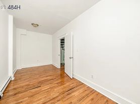 484 Humboldt St