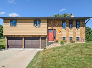 2851 Summer Dr, Dubuque, IA 52002