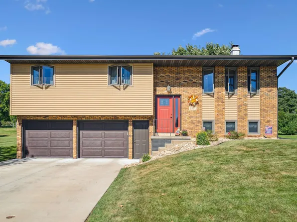 2851 Summer Dr, Dubuque, IA 52002