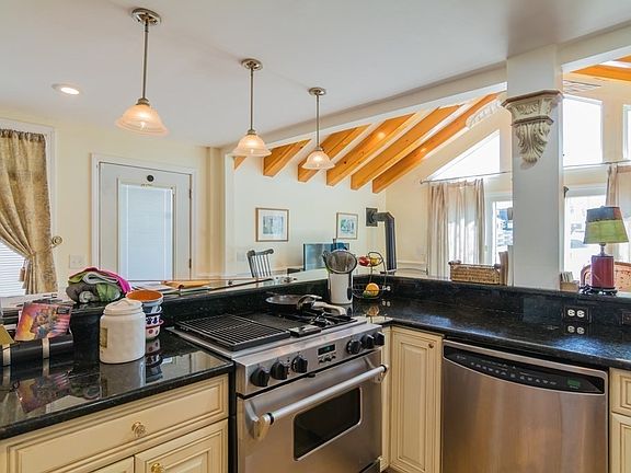 3rd image of 313 High St Unit 313