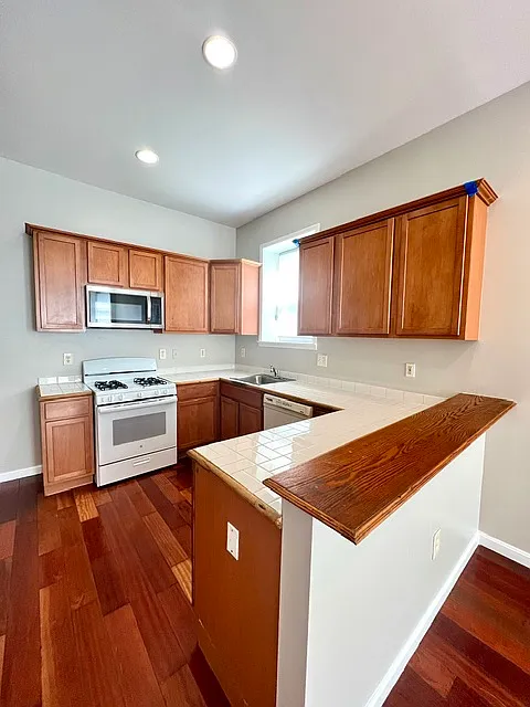 2 bed, $1,475 — Photo 2