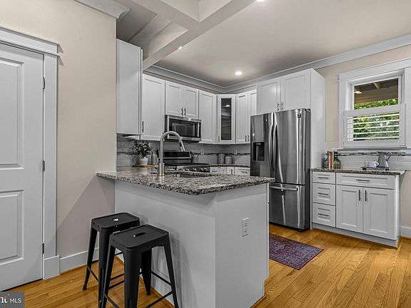 5th image of 629 Franklin St NE