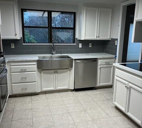 3rd image of 2202 McLaren Dr