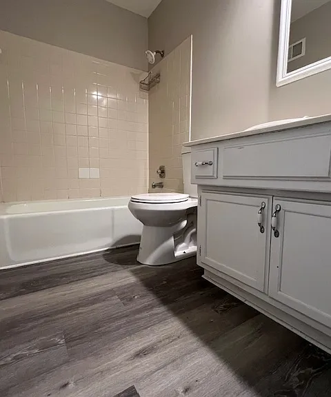 New painted and new Floor in full bath