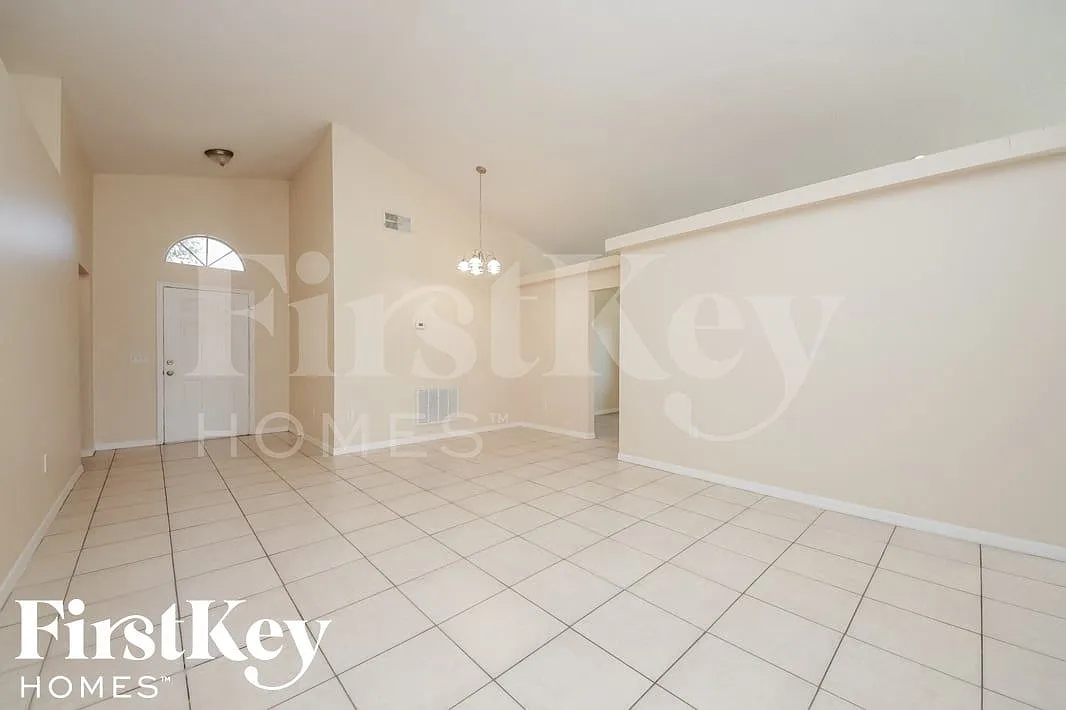4 bed, 2.0 bath, 1654 sqft, $2,820 — Photo 3