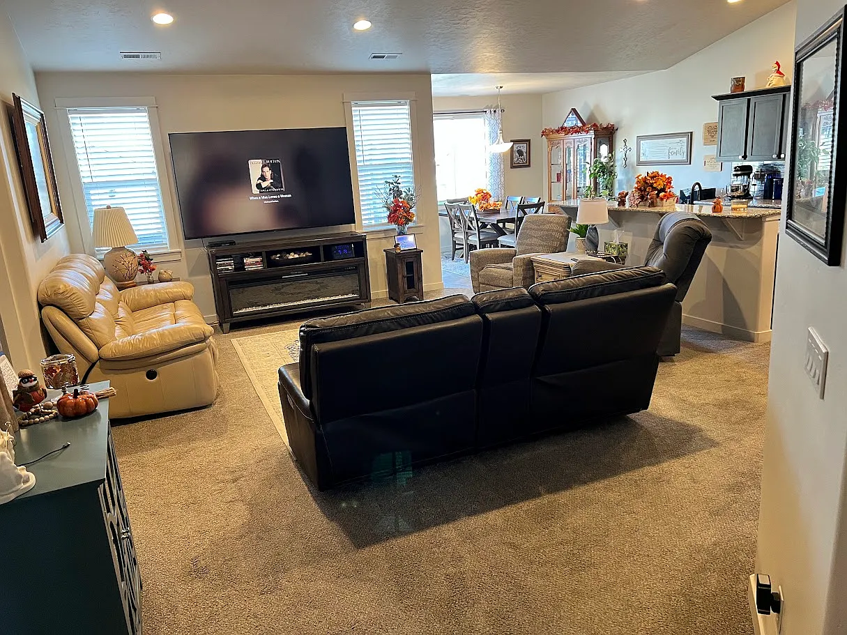 4 bed, 2369 sqft, $2,600 — Photo 3