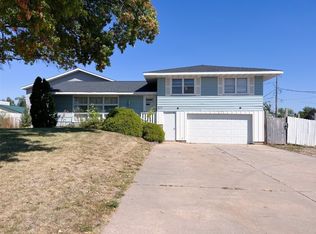 825 Robins Rd, Hiawatha, IA 52233