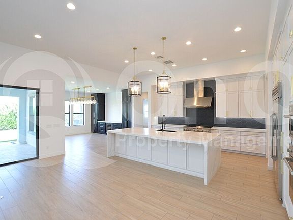 4th image of 1906 E Everglade Ln