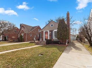 1533 Hollywood Ave, Grosse Pointe Woods, MI 48236