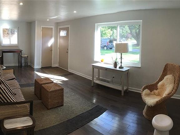4th image of 1027 Thornwood Dr