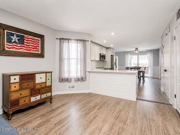 4th image of 128 Graves St