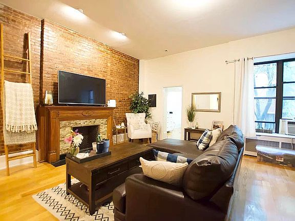 3rd image of 137 W 75th St APT 2R