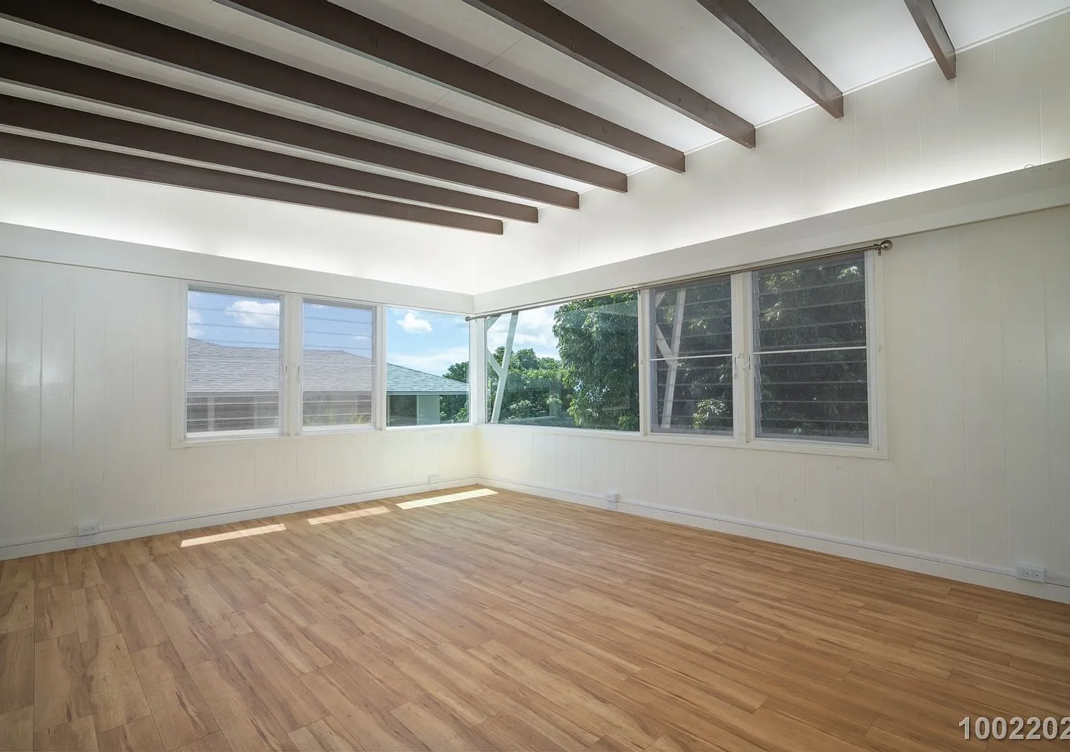 Partially Renovated Upstairs 3 BD 1 BA home in Aiea ($150 off if rented by the end of August) — Photo 3