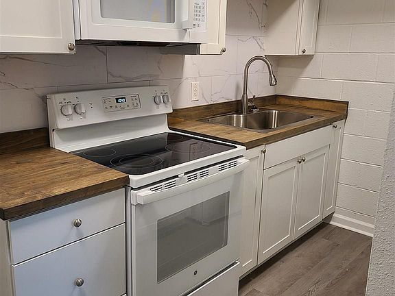 3rd image of 1177 E Lloyd St #203
