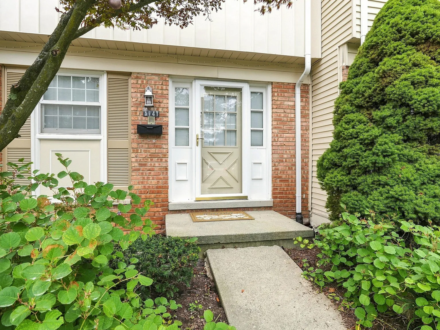 2 bed, 1.5 bath, 1167 sqft, $2,000 — Photo 2