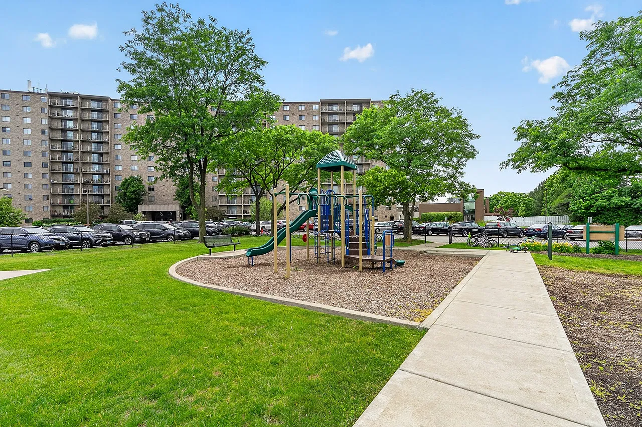 3 bed, 1405 sqft, $2,800 — Photo 3