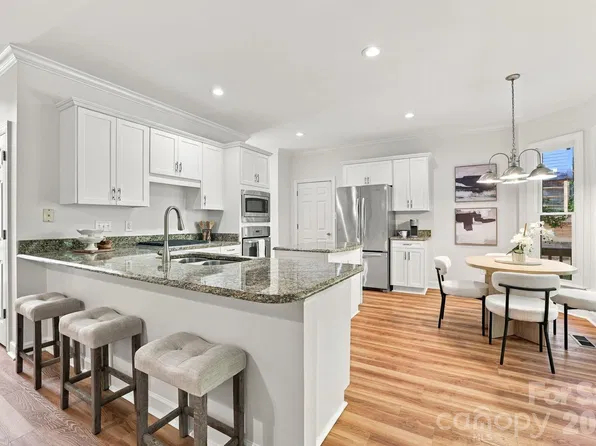 410 Whitefriars Ln, Matthews, NC 28105