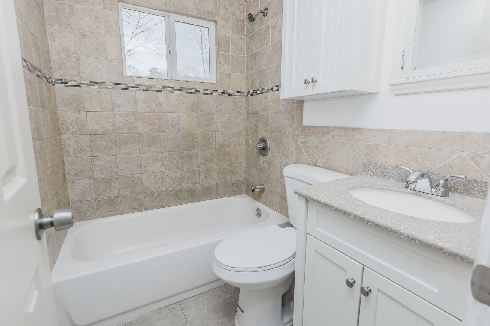  Upper Level Full Bathroom