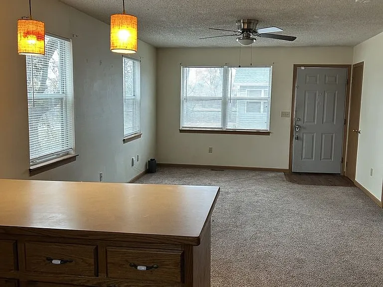 810 E Jackson St — Photo 2