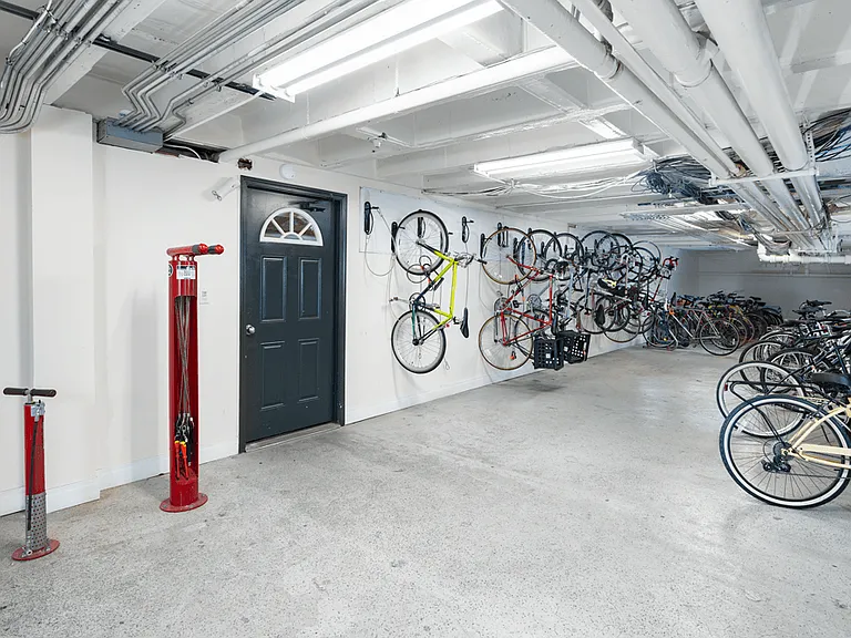 Renaissance - 901 W Argyle St — Photo 6