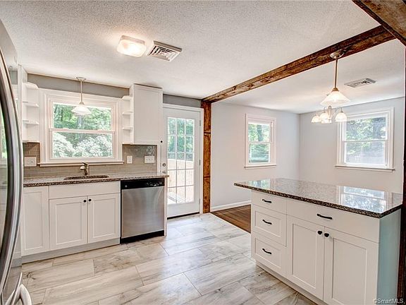 4th image of 18 Oak Dr