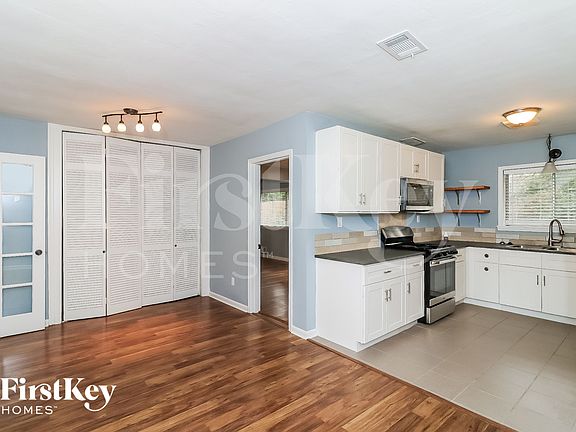 5th image of 3453 Woods Dr
