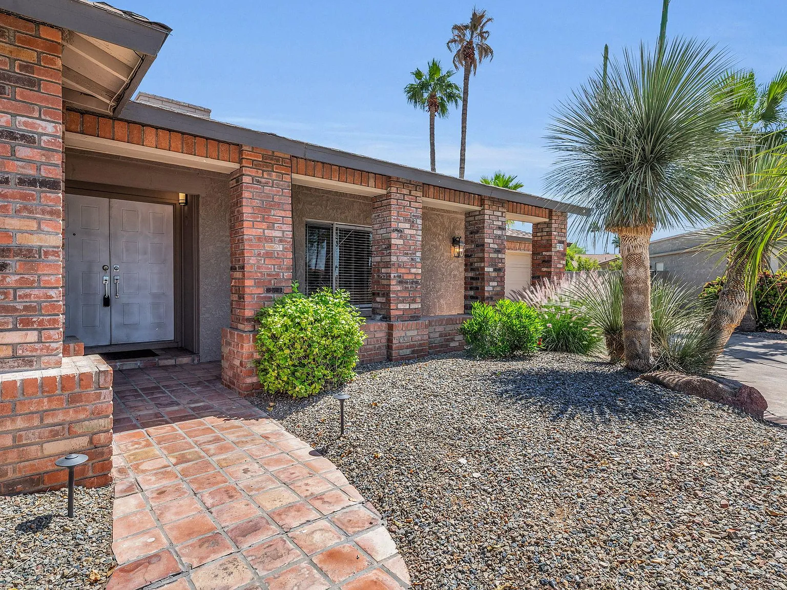 3 bed, 2.5 bath, 2360 sqft, $4,950 — Photo 3