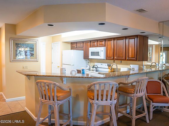 5th image of 14 Wimbledon Court #704-1