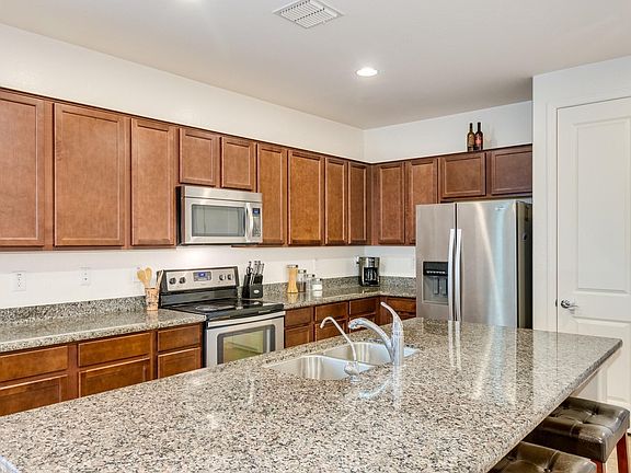 3rd image of 380 E Vicenza Dr