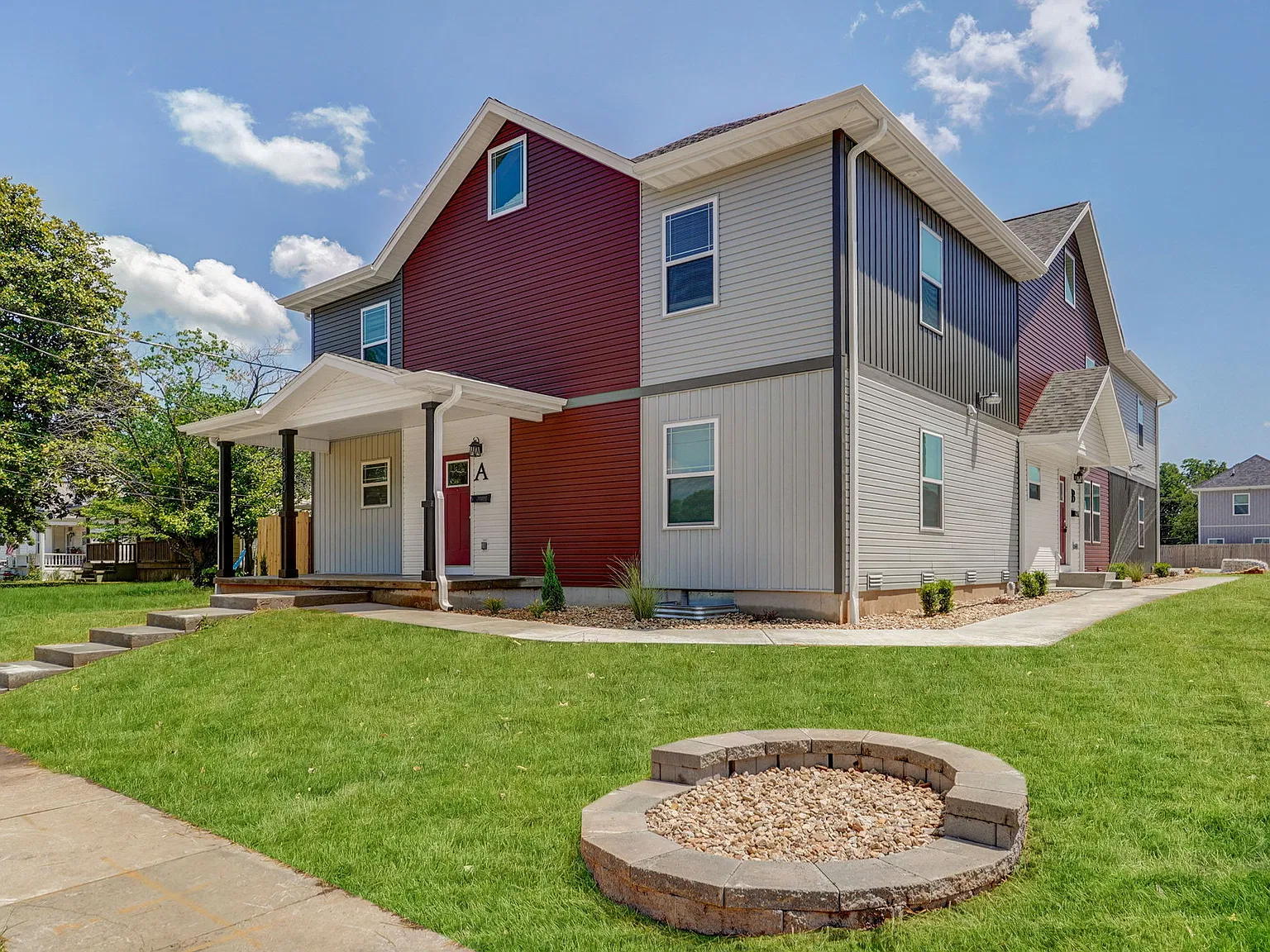 1320 E Elm St — Photo 1