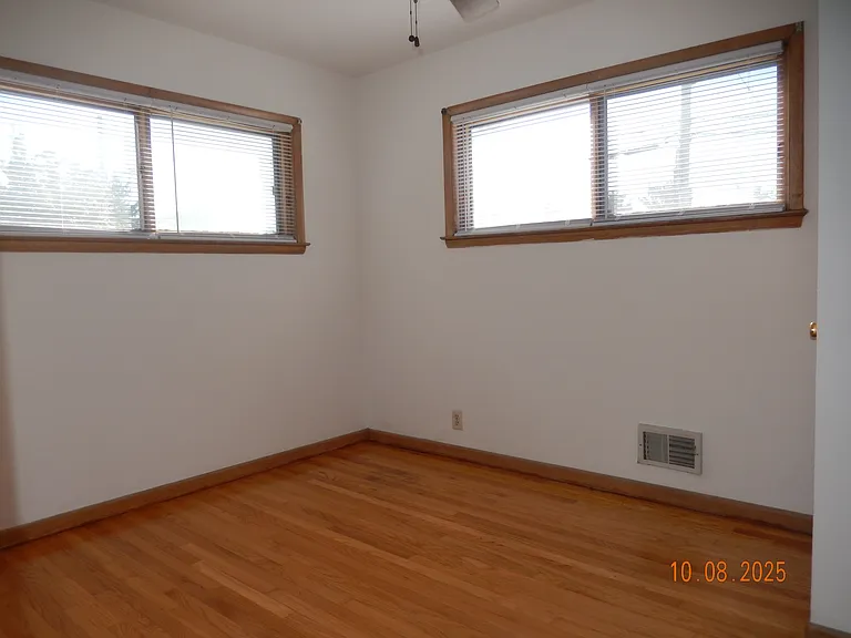 2121 W Bolivar Ave — Photo 7