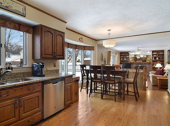 4th image of 1010 W Noyes St