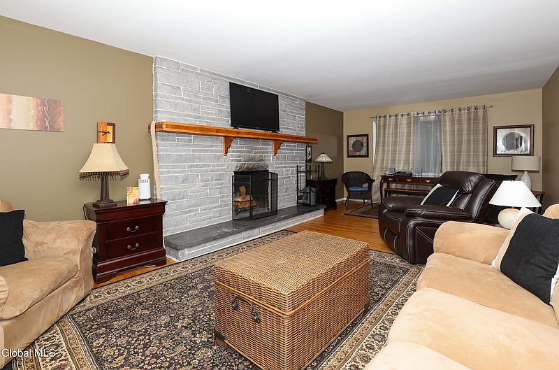 4th image of 957 W Pine Hill Drive