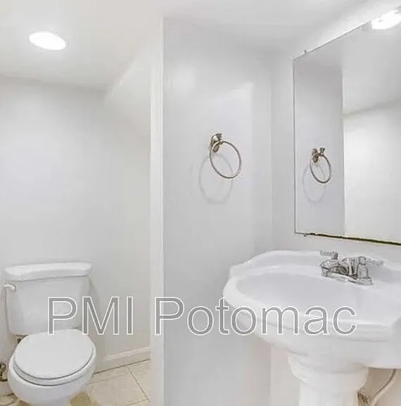 729 10th St NE — Photo 9