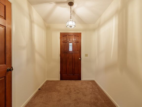 3rd image of 3105 Parkwood Dr